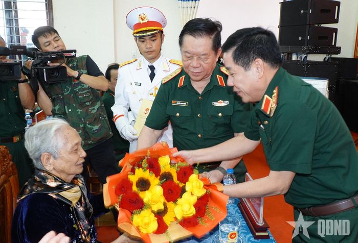 Đại tướng Nguyễn Trọng Nghĩa và Thượng tướng Nguyễn Văn Gấu trao hoa, quà tri ân tặng Bà mẹ Việt Nam anh hùng Võ Thị Út, tại xã Nhơn Ninh, tỉnh Tây Ninh.