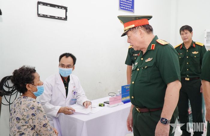 Đại tướng Nguyễn Trọng Nghĩa thăm hỏi người dân được khám bệnh.