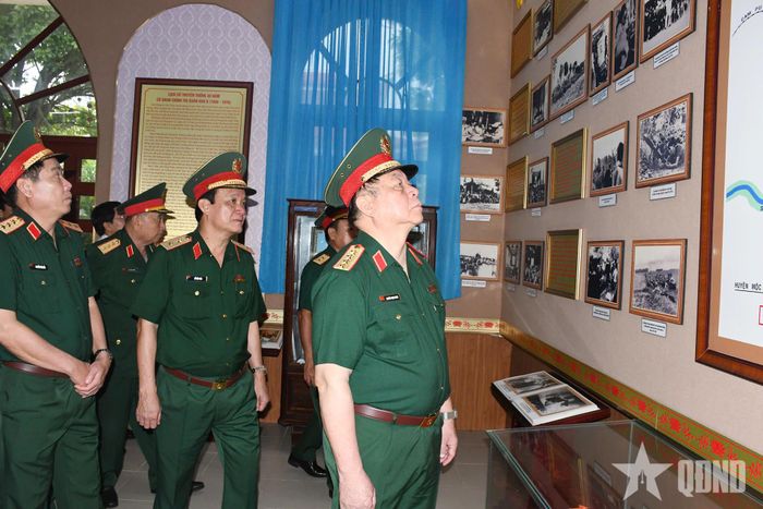 Đại tướng Nguyễn Trọng Nghĩa cùng các đại biểu tham quan Nhà truyền thống.