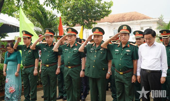 Lãnh đạo Bộ Quốc phòng và các đại biểu dành phút mặc niệm.