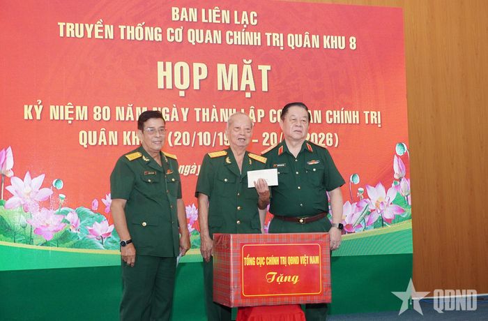 Đại tướng Nguyễn Trọng Nghĩa trao quà của Tổng cục Chính trị tặng Ban Liên lạc truyền thống Cơ quan Chính trị Quân khu 8.