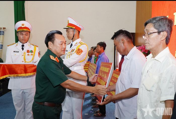 Trung tướng Trần Vinh Ngọc trao hỗ trợ kinh phí xây dựng nhà tình nghĩa.