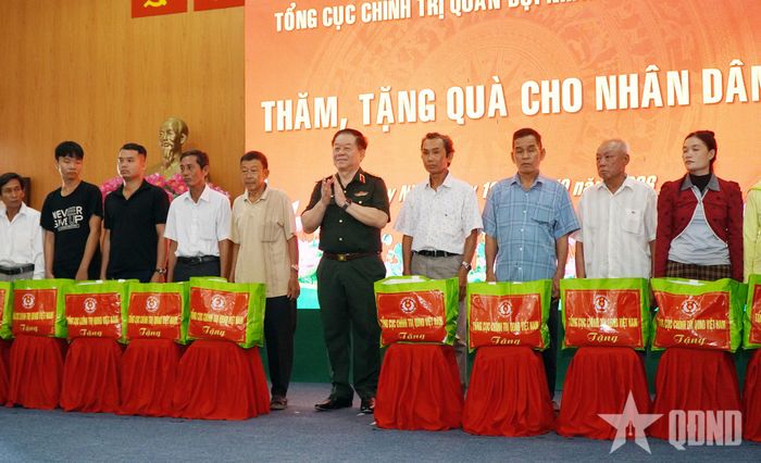 Đại tướng Nguyễn Trọng Nghĩa trao quà tặng các gia đình chính sách tại xã Nhơn Ninh.