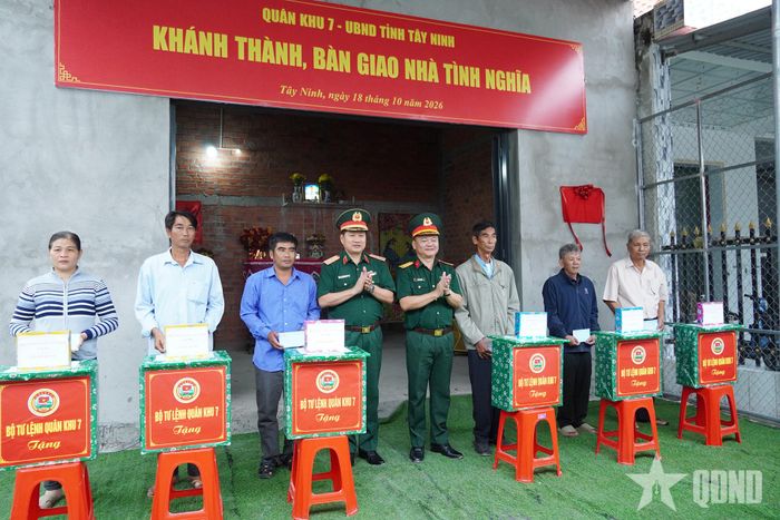 Các đơn vị phối hợp khánh thành, bàn giao nhà tình nghĩa.