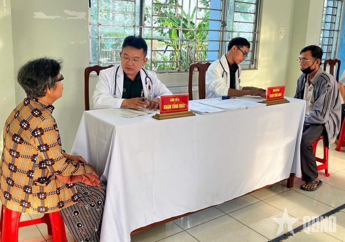 Y, bác sĩ Bệnh viện Quân y 120, Cục Hậu cần - Kỹ thuật Quân khu 9 khám bệnh, tư vấn chăm sóc sức khỏe cho người dân.  