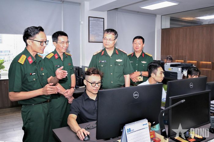 Thiếu tướng Đỗ Anh Tuấn, Phó chủ nhiệm Tổng cục Hậu cần-Kỹ thuật kiểm tra việc thực hiện nhiệm vụ chuyển đổi số tại Viện Thiết kế. 
