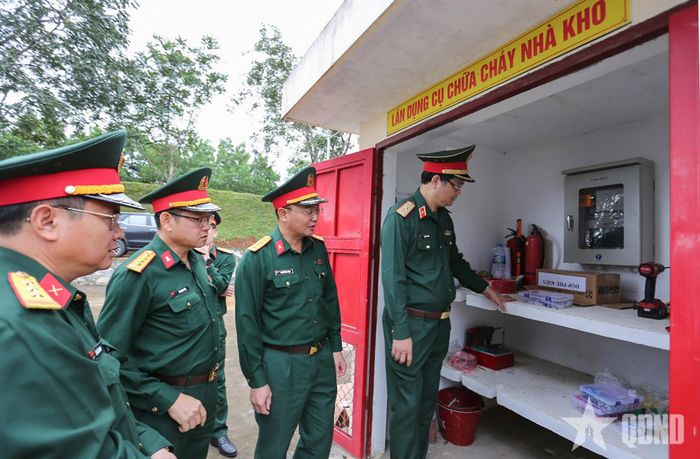 Thiếu tướng Đỗ Anh Tuấn, Phó chủ nhiệm Tổng cục Hậu cần-Kỹ thuật kiểm tra thực tế triển khai nhà kho ứng dụng công nghệ mới tích hợp phòng cháy, chữa cháy tự động tại Kho KV1, Cục Quân khí.