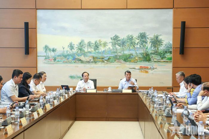  Quang cảnh phiên thảo luận tại tổ. Ảnh: TRỌNG HẢI
