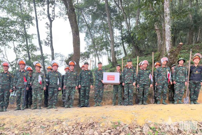  Đoàn kiểm tra tặng quà, động viên lực lượng đang làm nhiệm vụ rà phá bom mìn, vật nổ tại Điện Biên. 