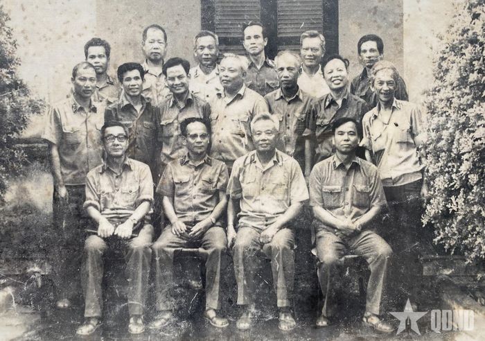 Cán bộ Thanh tra Bộ Quốc phòng năm 1998. Đại tá Nguyễn Tam Điện ở hàng đứng giữa, thứ ba từ bên trái sang.