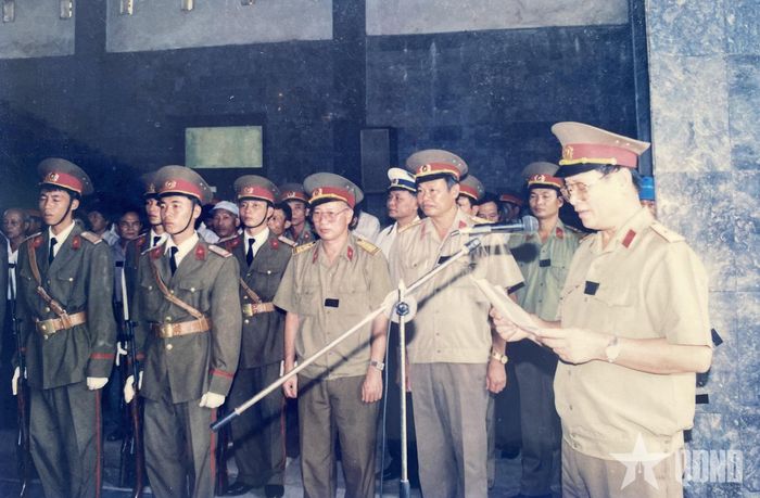 Đồng chí Nguyễn Văn Cốc, Chánh Thanh tra Bộ Quốc phòng, đọc điếu văn trong tang lễ Đại tá Nguyễn Tam Điện, ngày 7-10-1999.