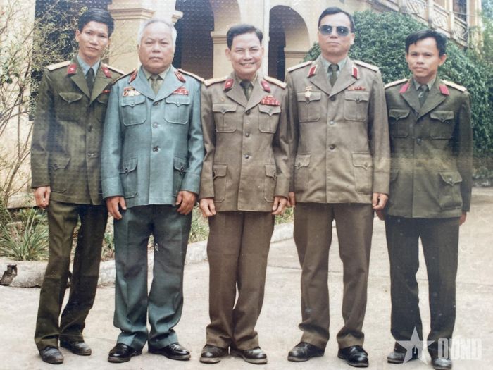 Đại tá Nguyễn Tam Điện (giữa) và đồng đội ở cơ quan Tổng Thanh tra Quân đội năm 1989.
