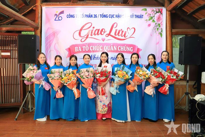  Ban Chấp hành Hội Phụ nữ Công ty Cổ phần 26 tổ chức giao lưu văn hóa, ẩm thực, tặng hoa các hội viên tiêu biểu.  