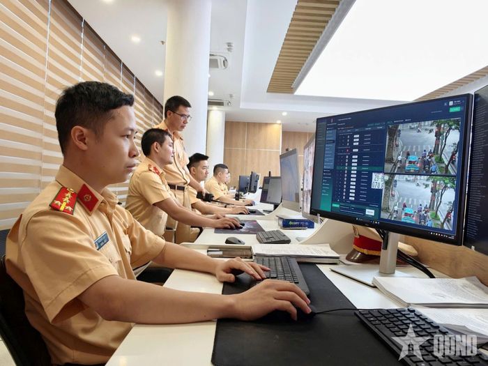 Cán bộ Cảnh sát giao thông trực tại Trung tâm Điều khiển giao thông (Phòng Cảnh sát giao thông, Công an TP Hà Nội). Ảnh: PHẠM HƯNG