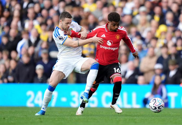 Tình huống tranh chấp quyết liệt giữa cầu thủ Man Utd và Leeds. Ảnh: AP