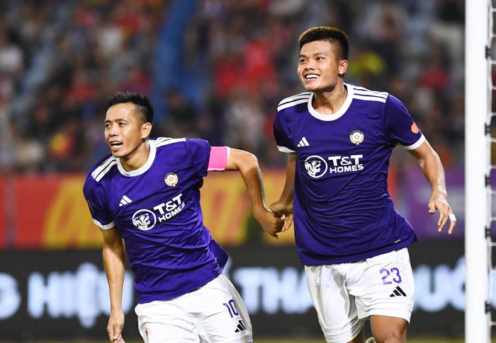  Văn Tùng (bên phải) ấn định thắng lợi 2-1 cho thầy trò huấn luyện viên Harry Kewell. Ảnh: Hà Nội FC