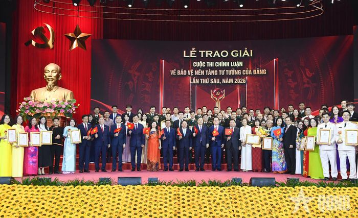 Thường trực Ban Bí thư Trần Cẩm Tú và các đồng chí lãnh đạo Đảng, Nhà nước cùng các đại biểu tại buổi lễ.