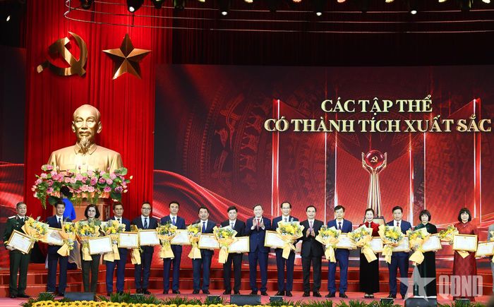 Thường trực Ban Bí thư Trần Cẩm Tú và các đồng chí lãnh đạo Đảng, Nhà nước trao thưởng tặng các tác giả, nhóm tác giả đạt giải và các tập thể có thành tích xuất sắc tại Cuộc thi.
