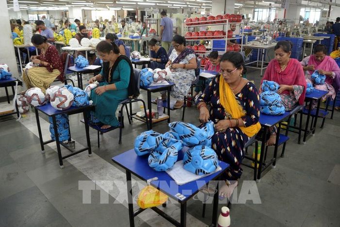 Công nhân làm việc tại một nhà máy ở Jalandhar, bang Punjab, Ấn Độ. Ảnh: AFP