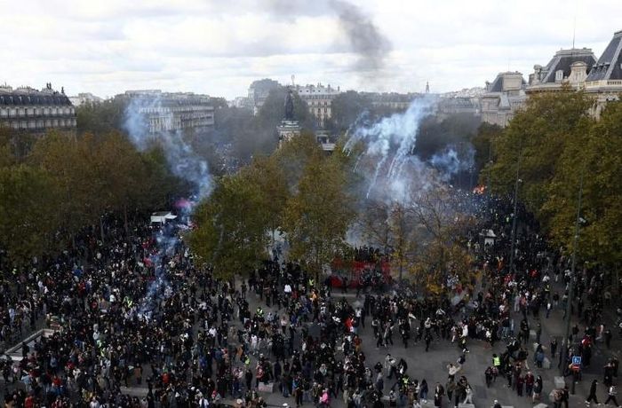 Toàn cảnh quảng trường Place de la République, Paris, khi người biểu tình di chuyển giữa làn hơi cay trong cuộc tuần hành ngày 17-10. Ảnh: Reuters