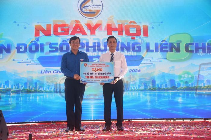 Thành đoàn Đà Nẵng trao tặng UBND phường Liên Chiểu 5 bộ máy vi tính phục vụ chuyển đổi số tại khu dân cư.