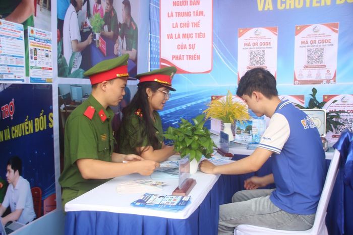 Công an phường Liên Chiểu hỗ trợ người dân tiếp cận các nền tảng số tại Ngày hội.