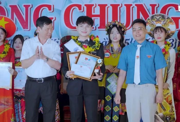 Việt Khoa đạt Á Quân Thanh niên thanh lịch của huyện Vị Xuyên khi mới 17 tuổi.