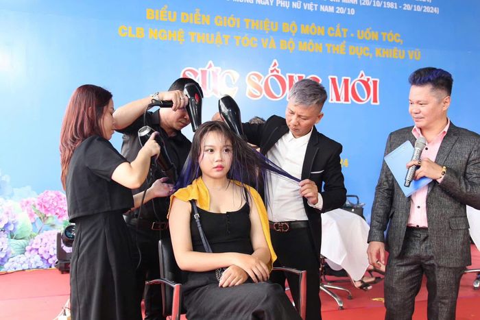  Nhà tạo mẫu tóc Lê Văn Quan (thứ 2 từ phải sang) cùng các nhân viên hướng dẫn tạo mẫu tóc ﻿trong khuôn khổ sự kiện tại Nhà Văn hóa Phụ nữ TPHCM. Ảnh: ĐƠN VỊ CUNG CẤP 