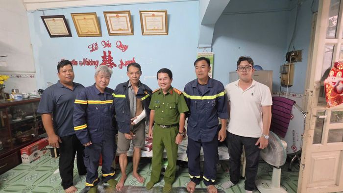  Đồng chí Thành bị trật khớp tay phải, được bó bột và điều trị. Ảnh: Phòng PC07 