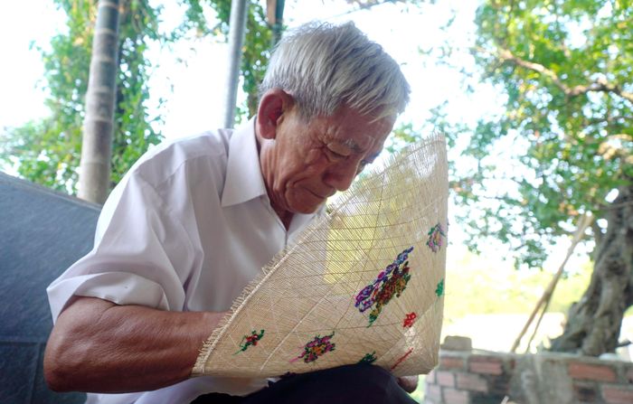  Việc đan kết sườn, thêu hoa văn nón ngựa đòi hỏi người thợ phải khéo tay, tài hoa 