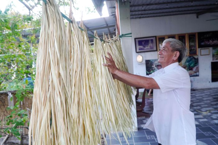  Lá kè mỡ từ đại ngàn Gia Lai được tuyển chọn, phơi sấy kỹ lưỡng để làm nên những chiếc nón ngựa 