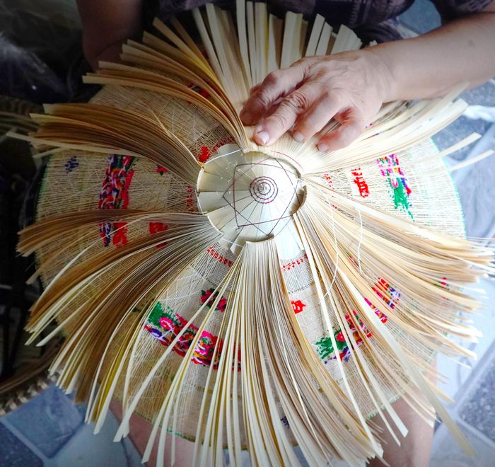  Kết sườn, kết lá và thêu hoa văn là những công đoạn phức tạp nhất của làm nón ngựa 