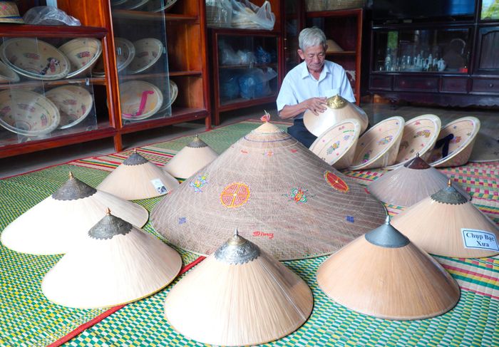  Những chiếc nón ngựa hơn 100 năm tuổi được lưu giữ như dấu tích của tiền nhân làng nghề Phú Gia 