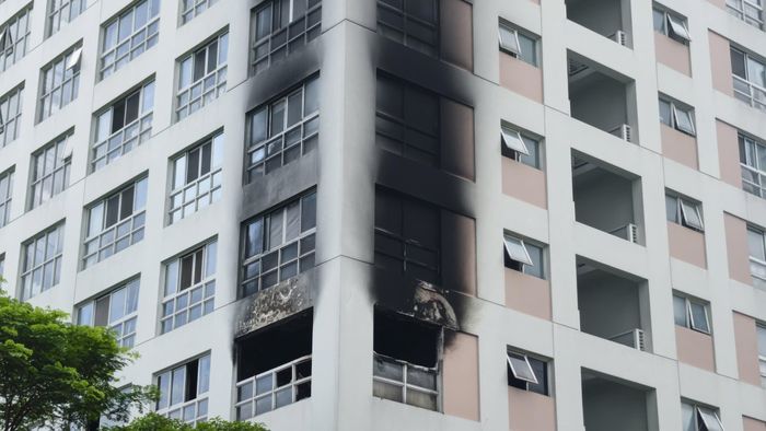 Khói đen ám lên bức tường chung cư sau vụ cháy. Ảnh: KIẾN VĂN