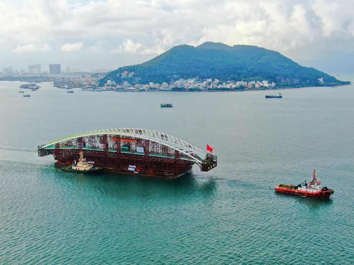  Đoàn tàu lai dắt nhịp chính cầu đi bộ qua sông Sài Gòn đi qua khu vực phường Vũng Tàu, TPHCM. Ảnh: HOÀNG HÙNG 