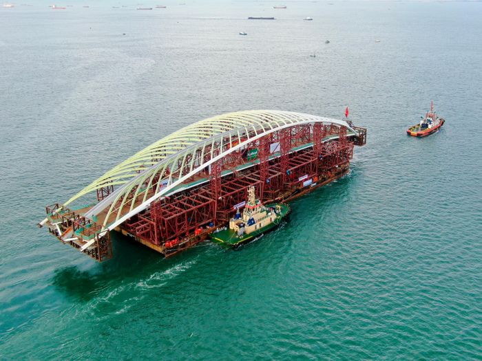  Đoàn tàu lai dắt nhịp chính cầu đi bộ qua sông Sài Gòn dài 187m rời vịnh Gành Rái lúc 7 giờ sáng 18-10, tiếp tục hành trình đường thủy dài khoảng 124km về Bến Bạch Đằng. Ảnh: HOÀNG HÙNG 