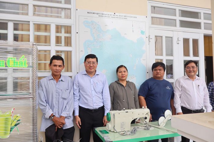  Trao phương tiện sinh kế cho người dân 