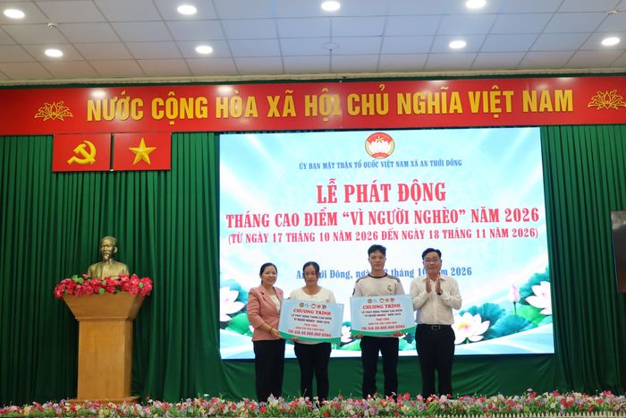  Lãnh đạo xã An Thới Đông trao kinh phí sửa chữa nhà cho người dân 