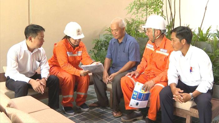 Các đơn vị điện lực thuộc EVN đến tận hộ gia đình hướng dẫn cách sử dụng điện tiết kiệm và hiệu quả. Ảnh: EVN