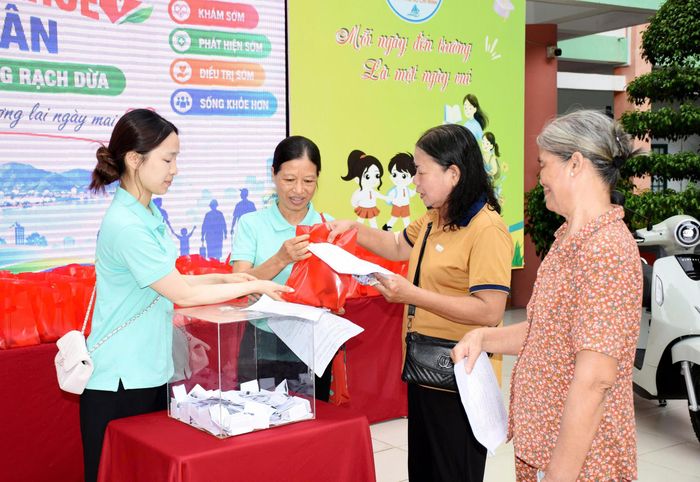  Người dân tham gia bốc thăm may mắn trúng thưởng. Ảnh: QUANG VŨ 