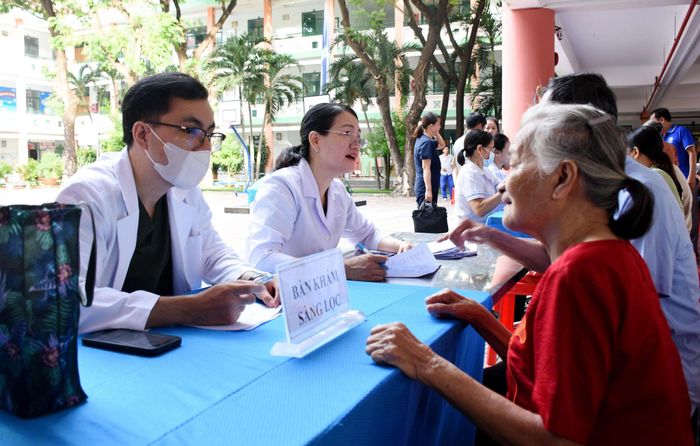  Người dân phường Rạch Dừa được tư vấn và khám sức khoẻ miễn phí. Ảnh: QUANG VŨ 