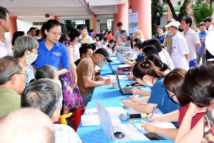  Hàng trăm người dân tham gia khám sức khoẻ. Ảnh: QUANG VŨ 