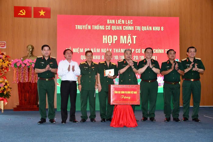  Đại tướng Nguyễn Trọng Nghĩa tặng quà chúc mừng buổi họp mặt kỷ niệm 80 năm Ngày thành lập Cơ quan chính trị Quân khu 8 