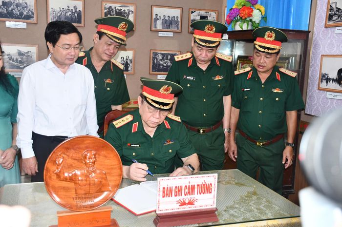  Đại tướng Nguyễn Trọng Nghĩa ghi cảm tưởng tại Nhà truyền thống Cơ quan Chính trị Quân khu 8 