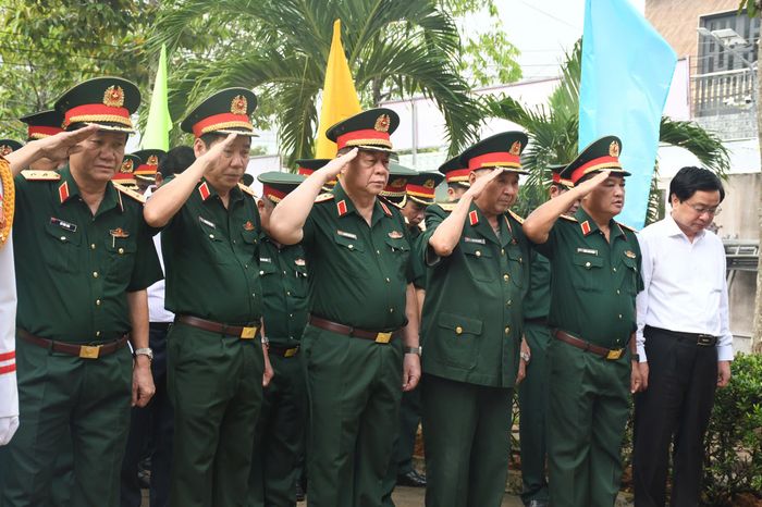  Đại biểu dành phút mặc niệm trước Bia tưởng niệm truyền thống Cơ quan Chính trị Quân khu 8 
