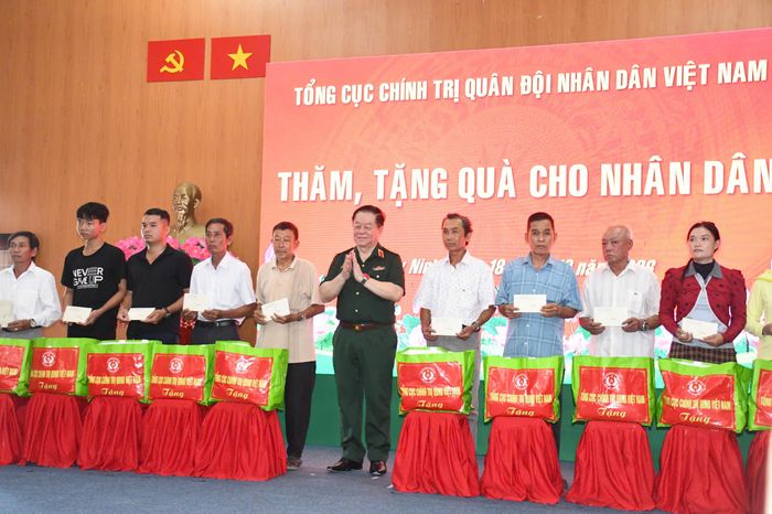  Đại tướng Nguyễn Trọng Nghĩa tặng quà cho các gia đình chính sách, hộ có hoàn cảnh khó khăn tại tỉnh Tây Ninh 