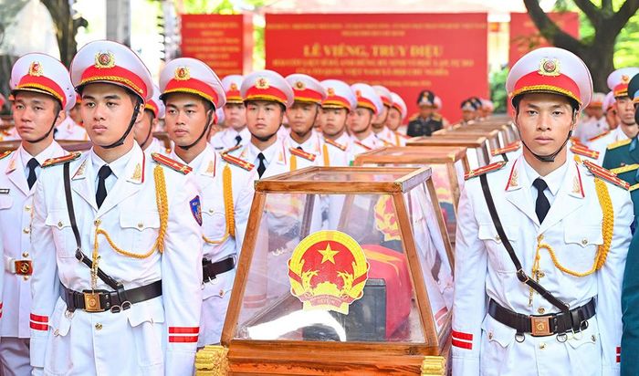Đội tiêu binh bên các hài cốt liệt sĩ trong lễ truy điệu tại Công viên văn hóa Lê Thị Riêng