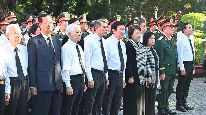 Thủ tướng Chính phủ Lê Minh Hưng cùng các đại biểu dâng hương tại Tượng đài Tổng Bí thư Trần Phú