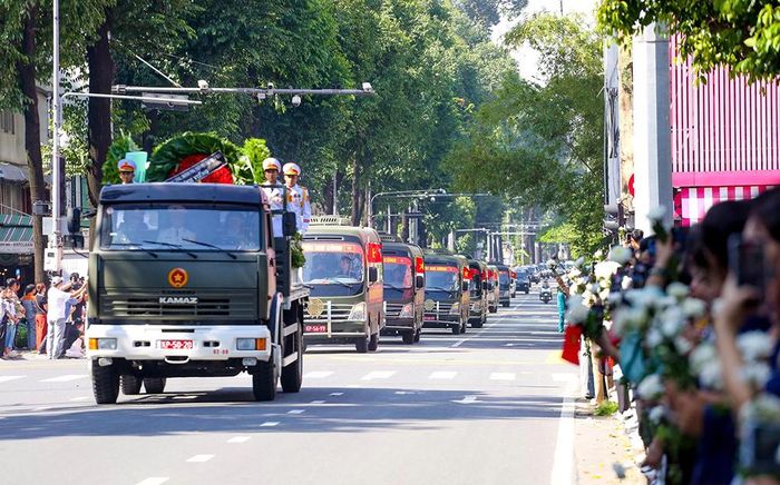 Đoàn xe đưa hài cốt các liệt sĩ về Nghĩa trang Liệt sĩ TPHCM, trong sự đón tiễn trang trọng của người dân hai bên đường
