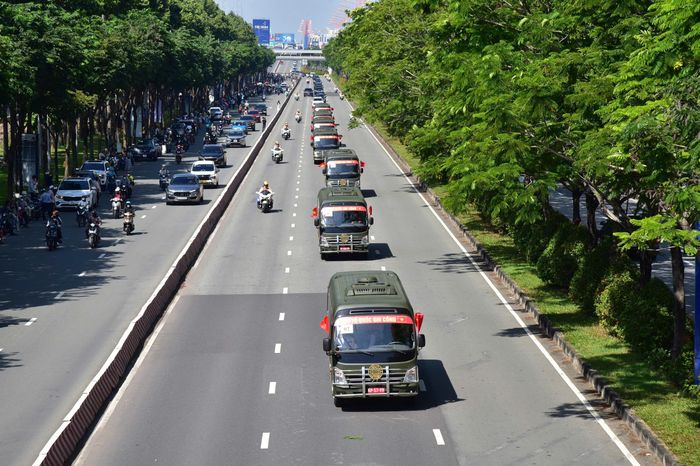 Đoàn xe lần lượt di chuyển trên tuyến đường dẫn về Nghĩa trang Liệt sĩ TPHCM